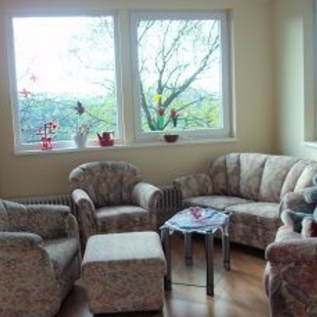 Eine Person mit einem Blutdruckmessgerät in der Hand