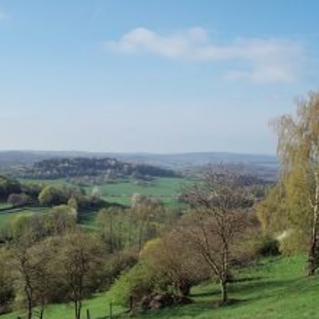 Eine Person mit einem Blutdruckmessgerät in der Hand