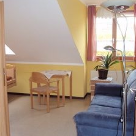 Ein älteres Ehepaar schaut gemeinsam auf ein Smartphone.