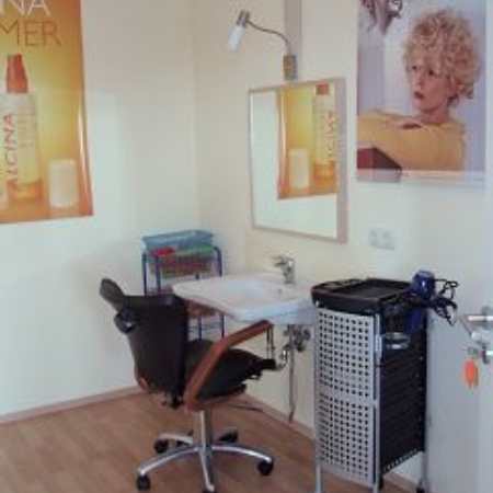 Eine Person mit einem Blutdruckmessgerät in der Hand