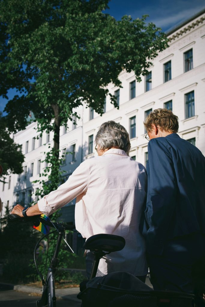Ein Mann und eine Frau fahren mit dem Fahrrad eine Straße entlang.